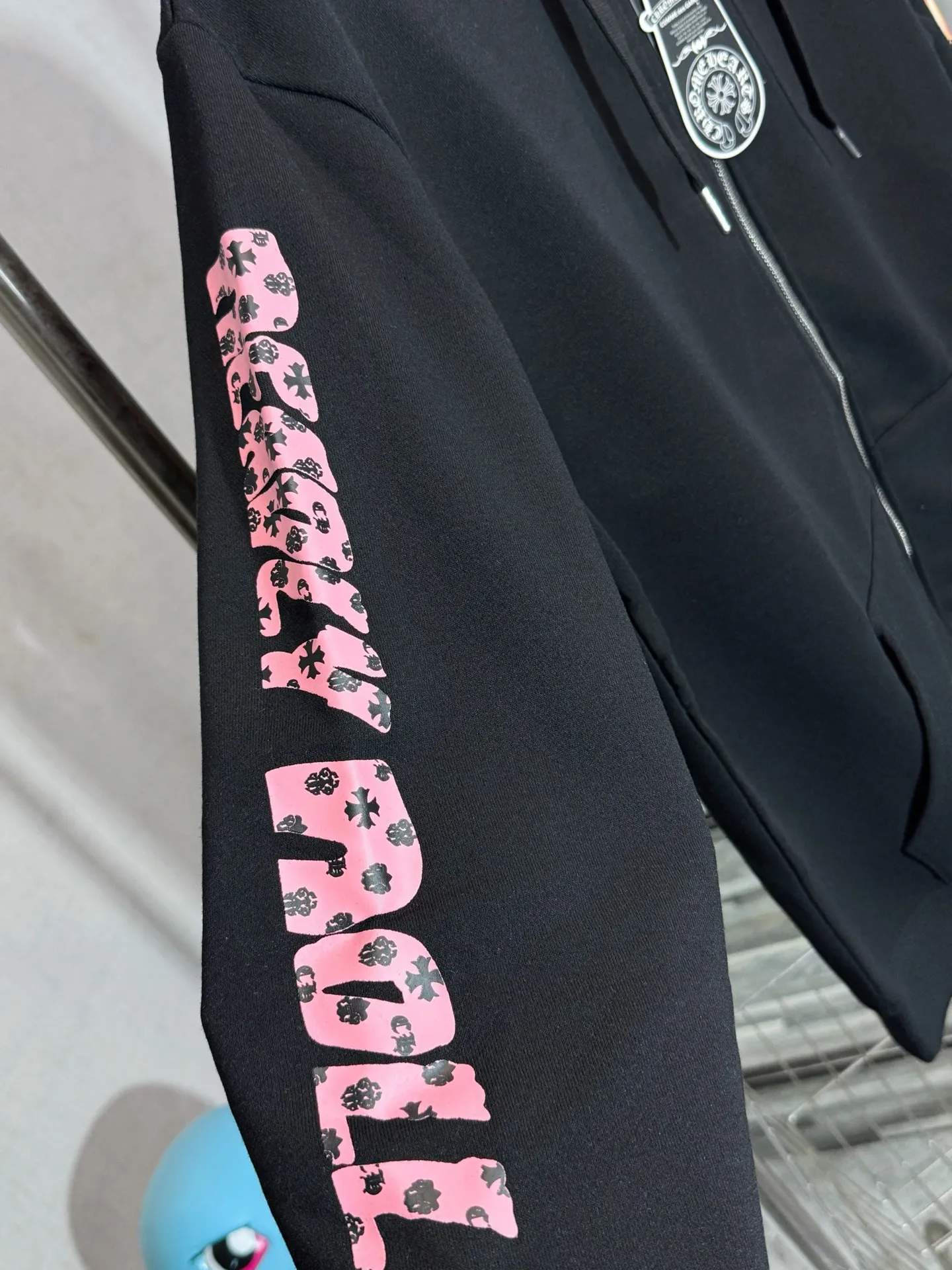 P280 model number: HE385 Chromehearts - Chromehearts co-branded comic hooded zipper jacket. The fabric is made of 500g pure cotton high-gram terry fabric. The upper body is comfortable and warm, and the hand is delicate and silky. The clothing patterns are printed with glue, which highlights the individual characteristics of the clothes. It is a joint collaboration with the comic girl. The original custom hardware zipper, the same cylinder hem with rowan elastic, the original original label, three complete labels, and workmanship from a large factory, so you can buy it with confidence.  Color: Black Size: S M L XL